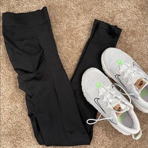Blanqi black maternity leggings. Size medium.